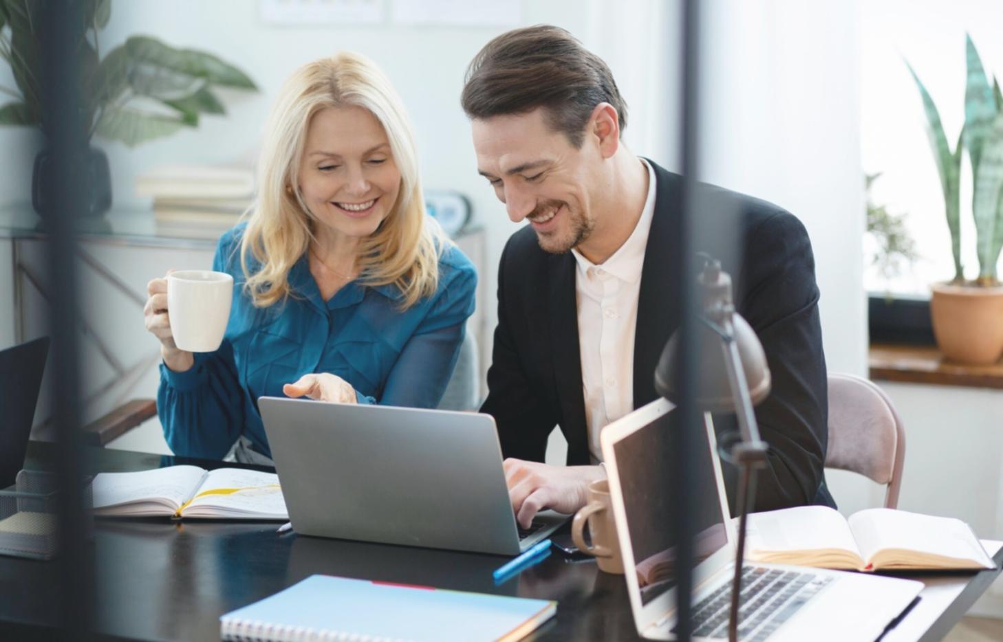 Strategiegespräch in modernem Besprechungsraum