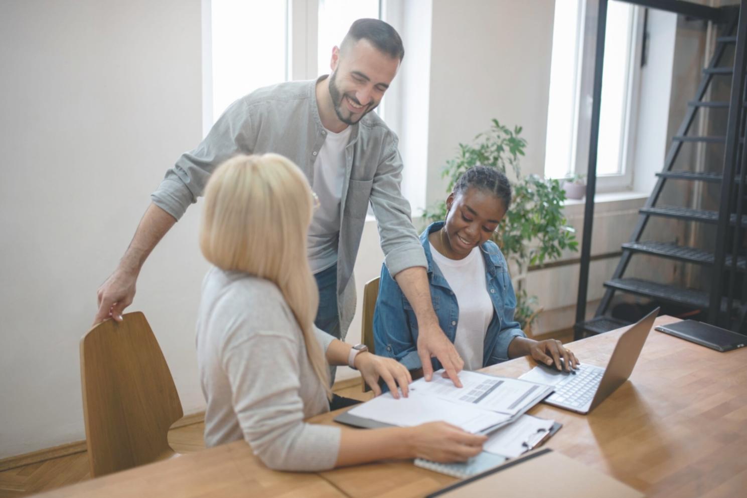 Team bespricht strategische Finanzplanung in modernem Konferenzraum