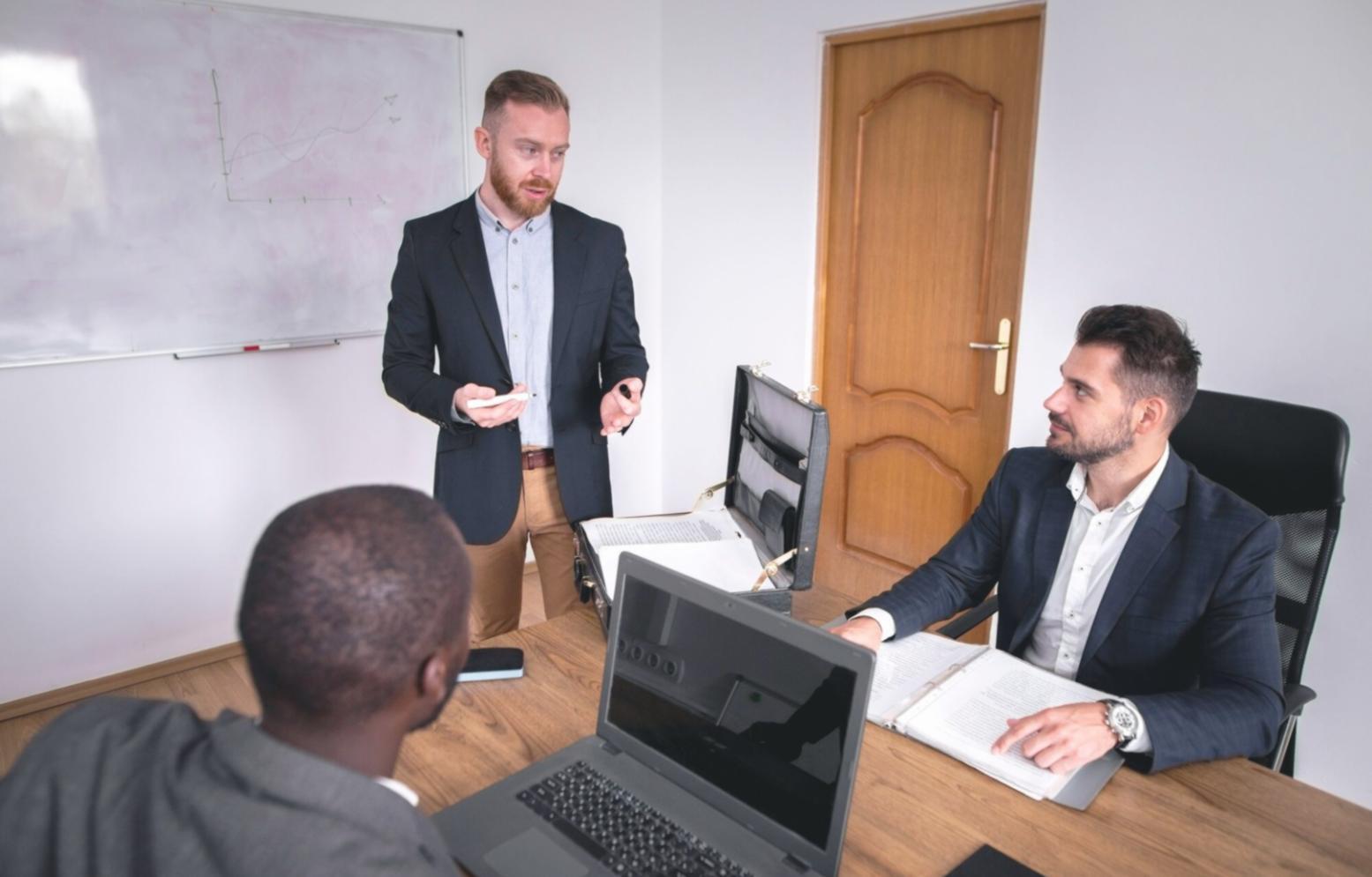 Unternehmerin plant Finanzstrategie mit professionellen Unterlagen