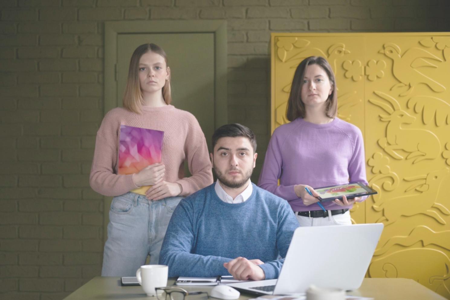 Teilnehmer beim gemeinsamen Arbeiten an Finanzstrategien